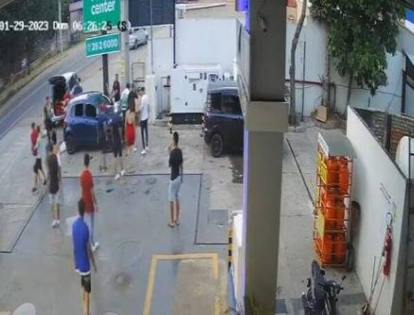 [VIDEO] Salta video de cómo una patota garroteó a un joven