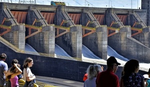 Compuertas del vertedero de ITAIPU seguirán abiertas y ya se registró más de 15.000 visitas