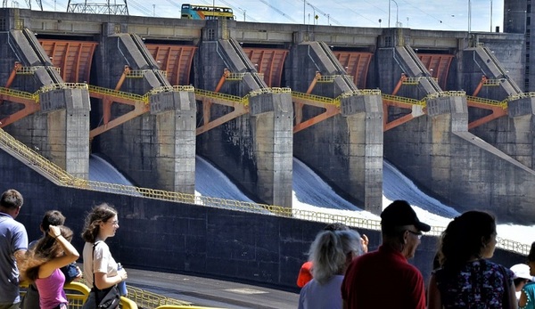 Compuertas del vertedero de ITAIPU seguirán abiertas y ya se registró más de 15.000 visitas