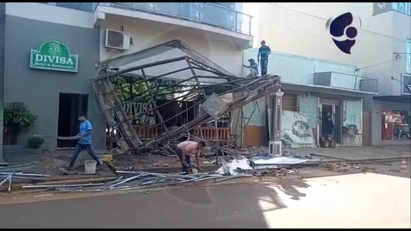 Camioneta choca contra hotel y causa destrozos