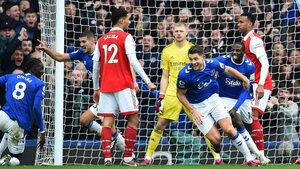 El Everton reduce al líder de la Premier League