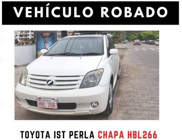 [VIDEO] En cuestión de segundos dos malevos roban un auto