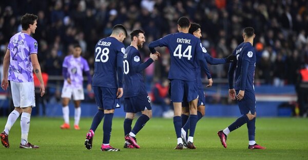 Una pincelada de Messi salva al PSG frente al Toulouse