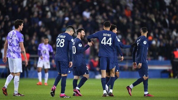 Lionel Messi y Achraf enderezan al PSG