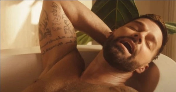 ¡Muy ardiente! A sus 51 años Ricky Martin hace un video totalmente desnudo