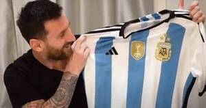 La Nación / Viral: Messi no pudo contener la emoción al ver la camiseta de la Albiceleste con tres estrellas