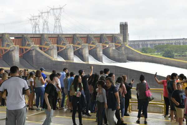 Más de 15.000 visitas ya se registró en el espectáculo de las compuertas abiertas de Itaipú - ADN Digital