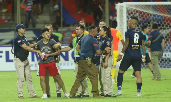 Fanático de Cerro entró a la cancha ka’ipe y Churín le regaló su camiseta