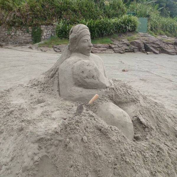 Artista paraguayo deslumbró con escultura de arena en playa de Brasil