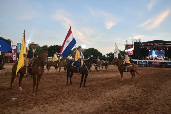 Fiesta de la Tradición Misionera aglutina a gran cantidad de personas en la noche de este sábado - Nacionales - ABC Color