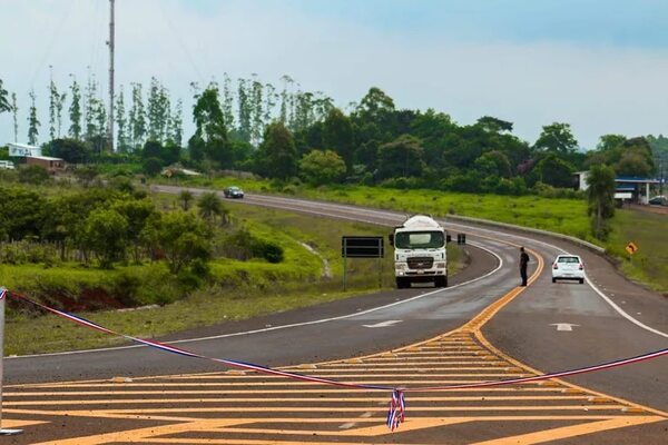 Gobierno inauguró nueva ruta con el descomunal sobrecosto del 51% - Economía - ABC Color