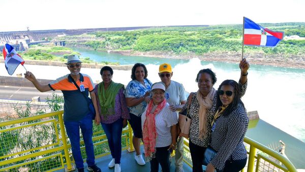 Turistas disfrutan de caída de agua por el vertedero de Itaipú en CDE.