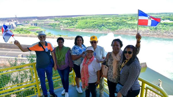 Turistas disfrutan de caída de agua por el  vertedero de Itaipú en CDE.