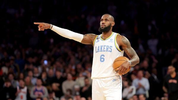 LeBron, a 36 puntos del récord