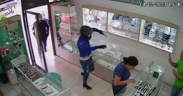  MALVIVIENTES PERPETRARON UN ASALTO EN UNA JOYERÍA DE ENCARNACIÓN  - Itapúa Noticias