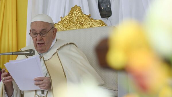 El papa llama a "deponer las armas" al cierre de visita a Sudán del Sur