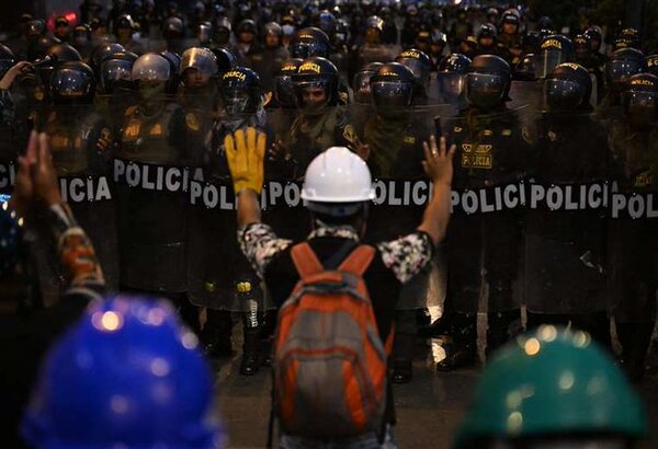 Disturbios en protesta multitudinaria en contra el gobierno de Perú