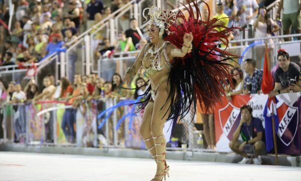 Brillo, color y mucha belleza en la primera noche del carnaval encarnaceno
