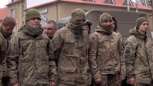 Decenas de soldados liberados en intercambio de prisioneros entre Rusia y Ucrania | 1000 Noticias