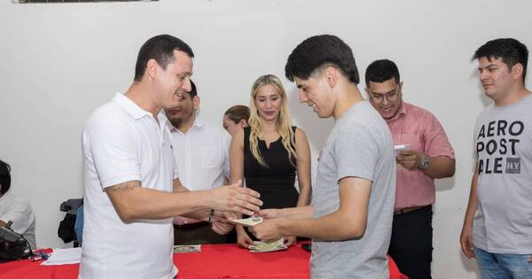 La Nación / Dirigentes de la Seccional Colorada Nº 5 entregaron más de 300 becas universitarias