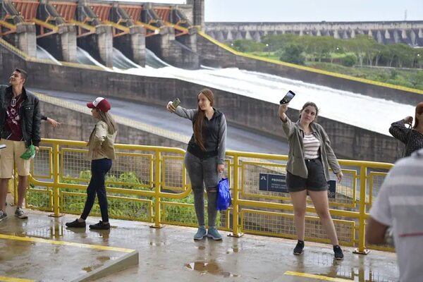 Compuertas del vertedero de Itaipú seguirán abiertas por una semana más, dicen - Economía - ABC Color