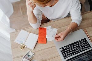 ¿Qué gastos deben aparecer siempre en el presupuesto familiar?