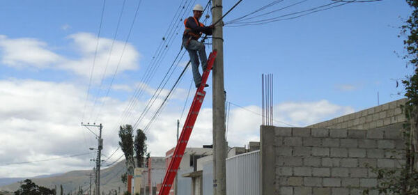 Electricista muere al querer arreglar una columna de la Ande