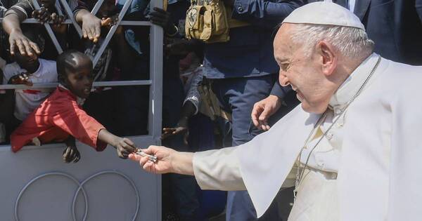La Nación / El papa Francisco clausura su visita a África con un llamado pacifista
