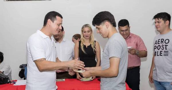 La Nación / Dirigentes entregaron más de 300 becas