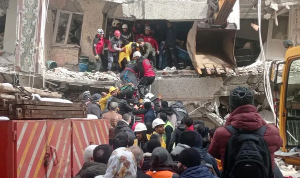 Un terremoto en Turquía deja cientos de muertos y miles de heridos