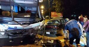 La Nación / Choque de auto contra un bus deja un muerto y dos heridos