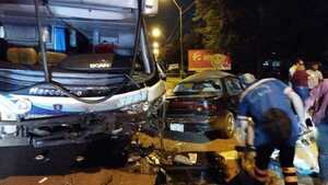 Un fallecido tras choque entre ómnibus y automóvil en Coronel Oviedo - Noticiero Paraguay