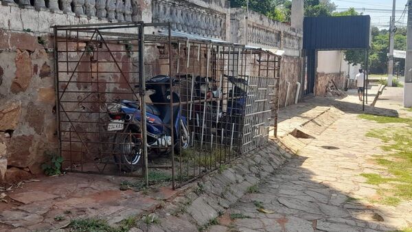Hizo una jaula de hierro para evitar que roben sus motos