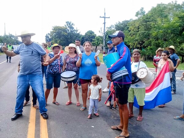 Emboscadeños hacen vigilia para conseguir agua ante anuncios de calor infernal y amenazas de nueva manifestación – La Mira Digital