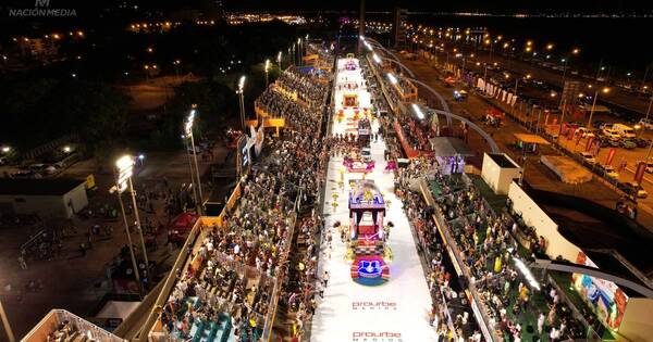 La Nación / Primera fecha del carnaval encarnaceno tuvo sambódromo lleno