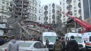 Diario HOY | VIDEO| Edificio se derrumba durante un reportaje en vivo tras el nuevo terremoto en Turquía
