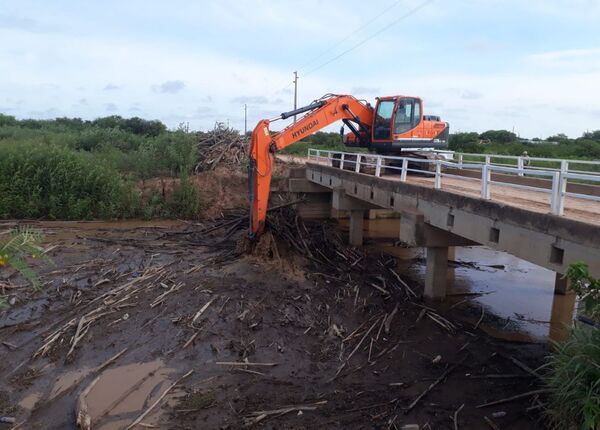 Se realizaron trabajos de limpieza al cauce del Pilcomayo en zona de General Díaz - .::Agencia IP::.