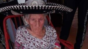 Abuela cumplió 107 años: su deseo es tener una nueva silla de ruedas