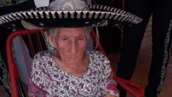 Abuela cumplió 107 años: su deseo es tener una nueva silla de ruedas