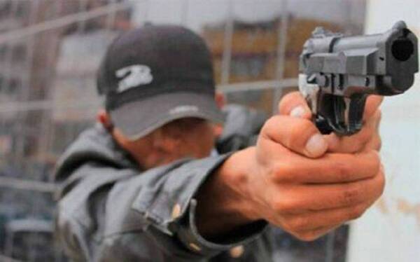 Una joven de 15 años ligó de yapa un balazo en un hecho de sicariato
