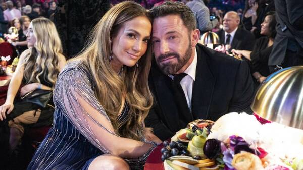 [VIDEO] ¡Ben Aflleck se mostró aburrido al lado de JLo en los Grammys!