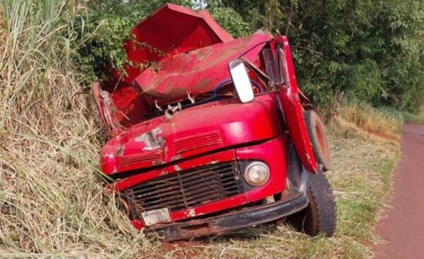 Camión protagoniza violento accidente