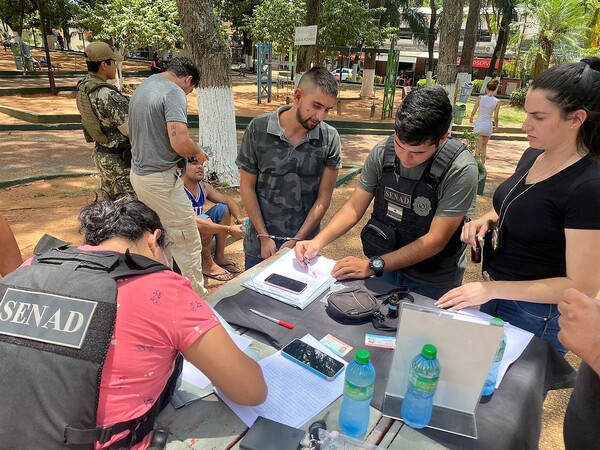 Sorprenden a microtraficantes cuando ofrecían cocaína a adictos y promeseros a metros de la basílica de Caacupé – La Mira Digital