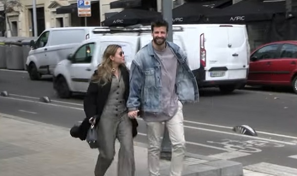 Captan a Piqué y Clara paseando en medio de risas en calles de Barcelona - La Prensa Futbolera