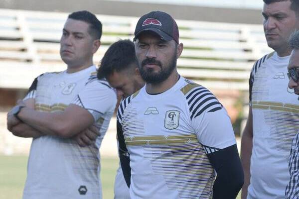 Carlos Humberto Paredes: "Hay plantel para pelear cosas importantes"