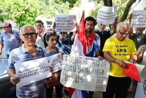 Contraloría emplaza al IPS, en medio de manifestación de asegurados, jubilados y pensionados del ente - Nacionales - ABC Color