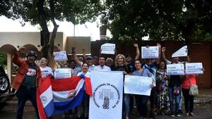 Hartos del deficiente servicio en IPS, protestan frente a casa de Bataglia
