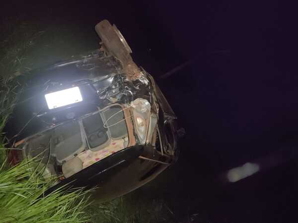 Automóvil volcó al costado de la ruta PY05 tras chocar con una camioneta en Ybypé - Radio Imperio