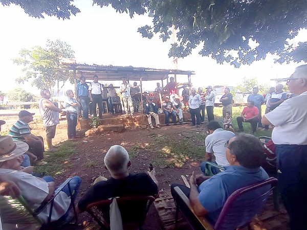 Exobreros de la Itaipu se movilizan por tiempo indefinido en Hernandarias - La Clave