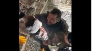 Bebé de 6 meses y su madre rescatados de los escombros tras terremoto